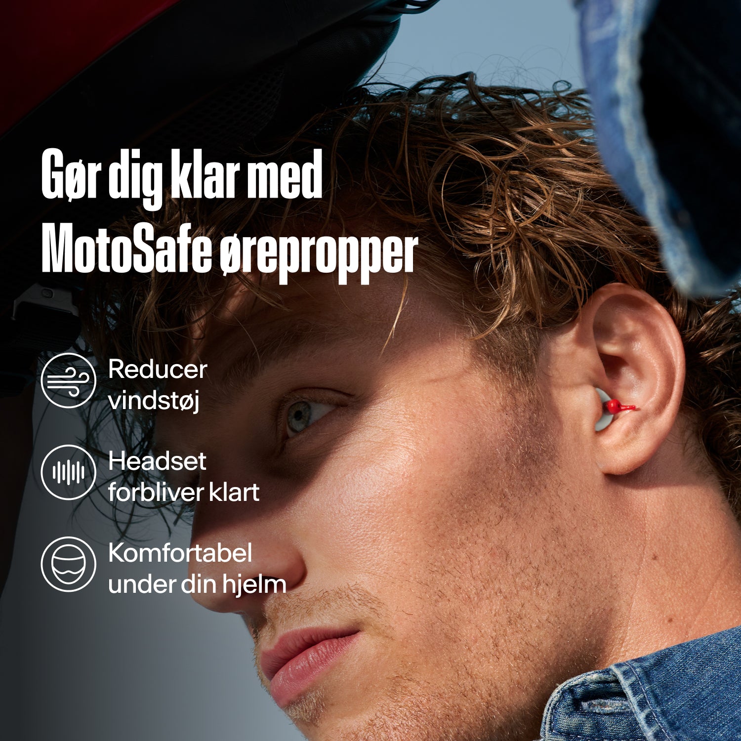 Mand med en Alpine MotoSafe Duo øreprop i øret, med teksten &