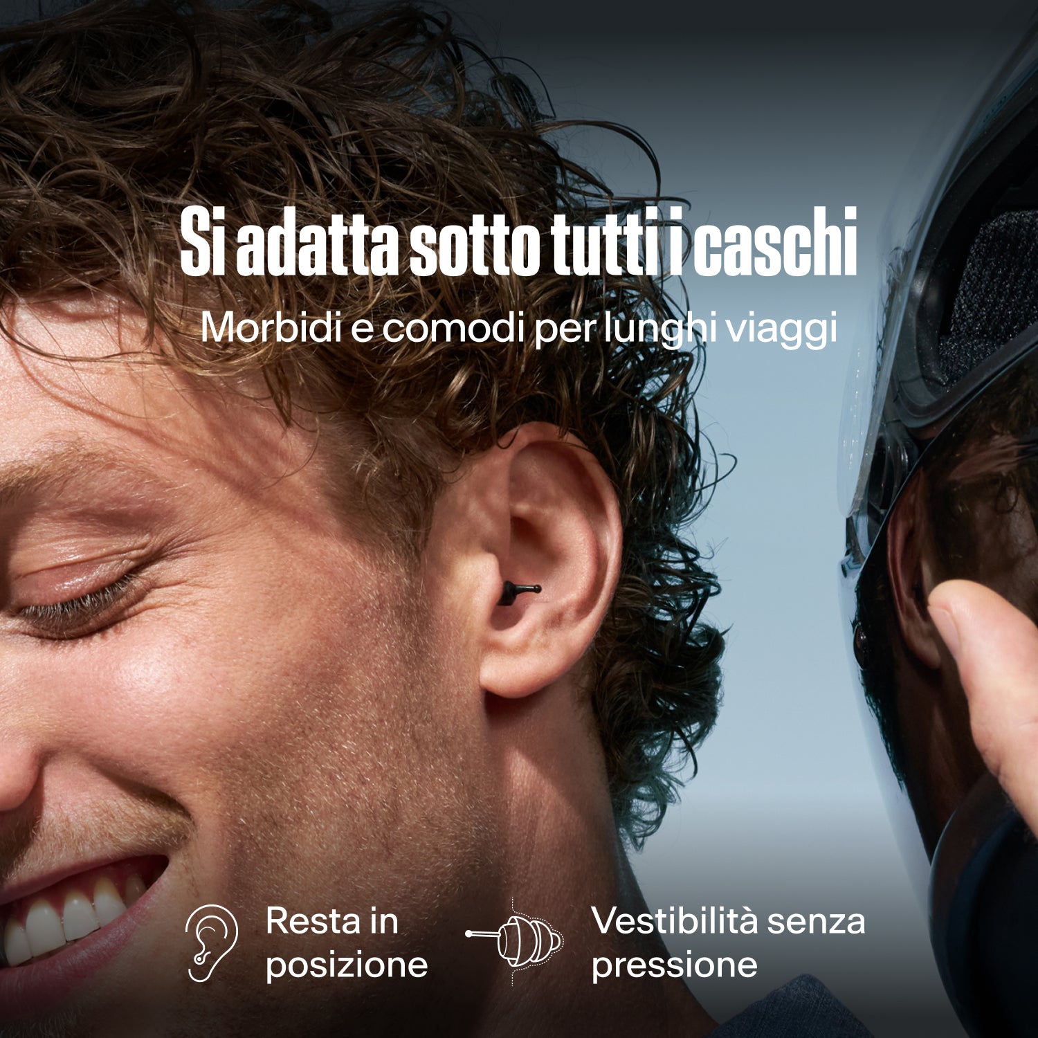 Uomo con un tappo Alpine MotoSafe Tour nell&