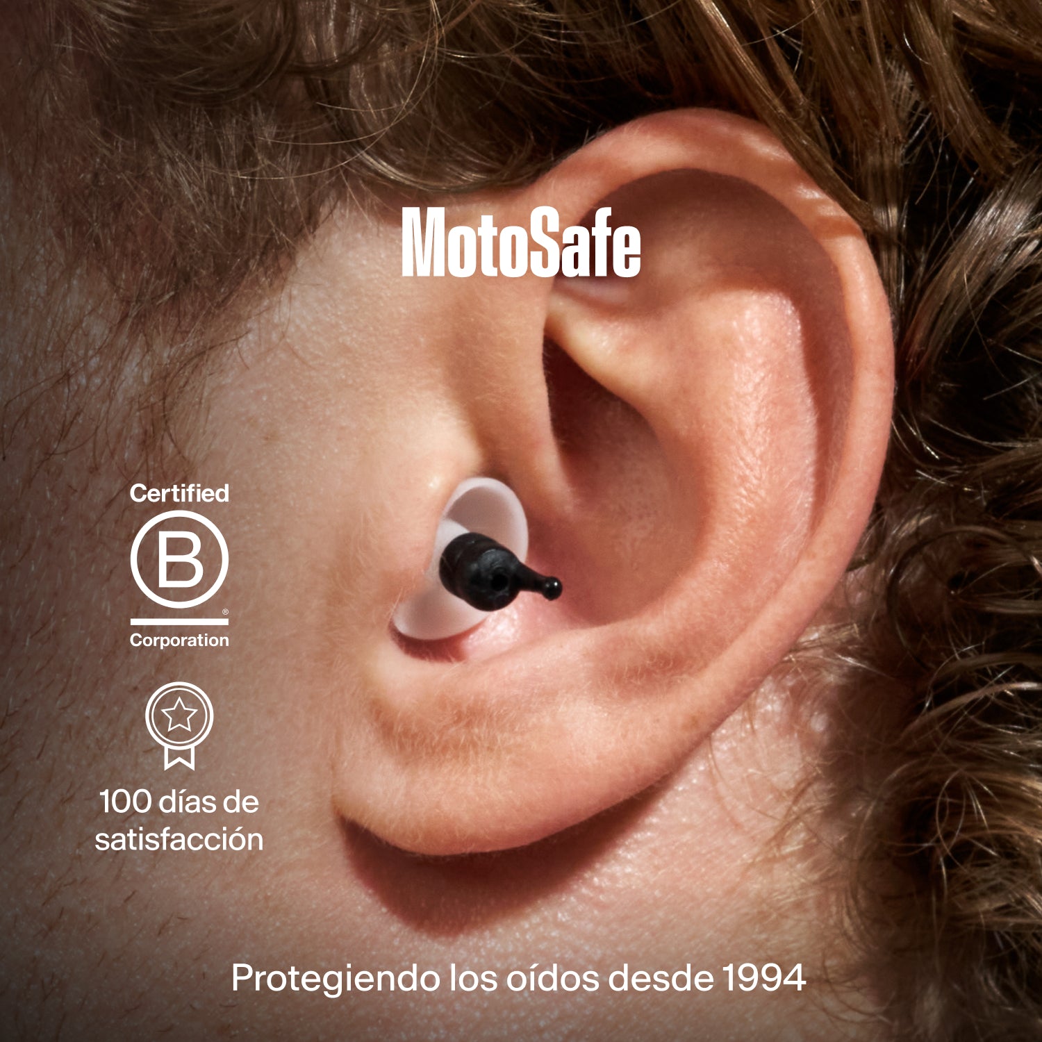 Primer plano de una oreja con un tapón Alpine MotoSafe Tour, con Certified B Corporation, «100 días de satisfacción» y «Protegiendo los oídos desde 1994» 