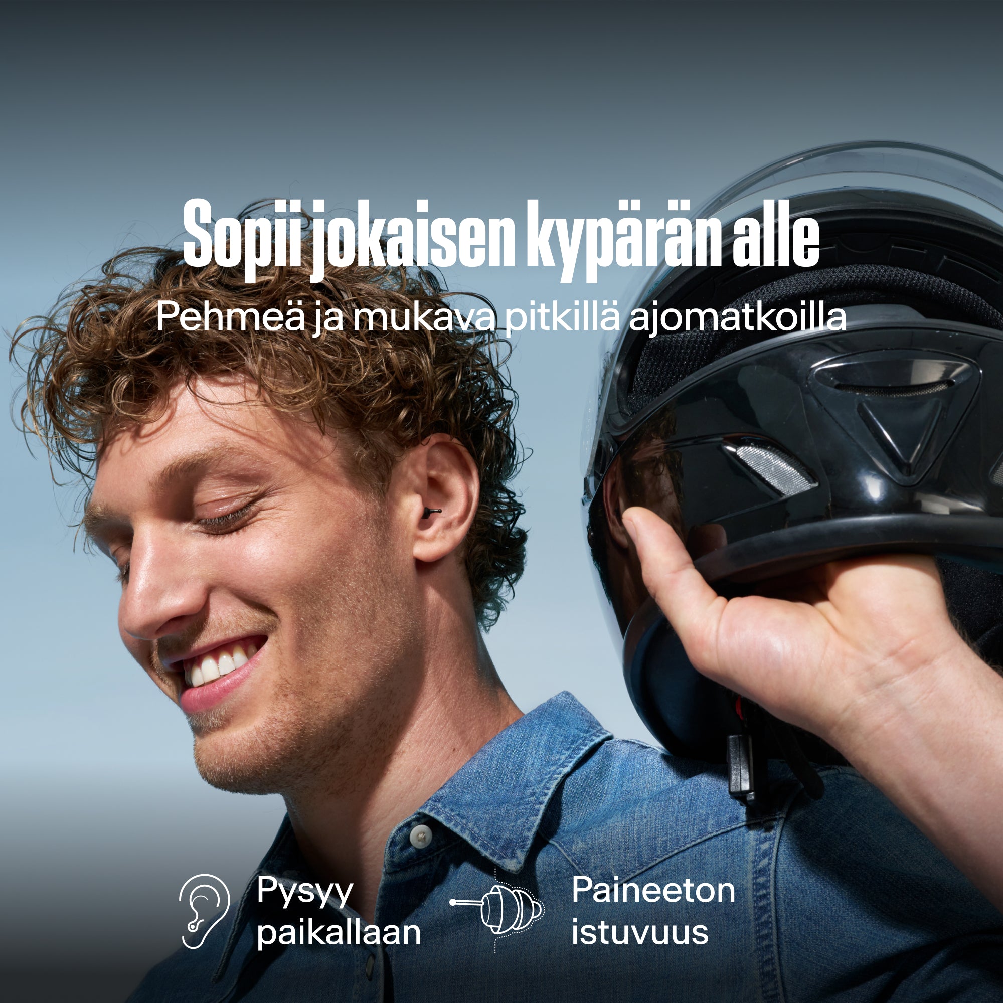 Hymyilevä mies pitelee kypärää Alpine MotoSafe Duo -korvatulpat korvissa, tekstinä &