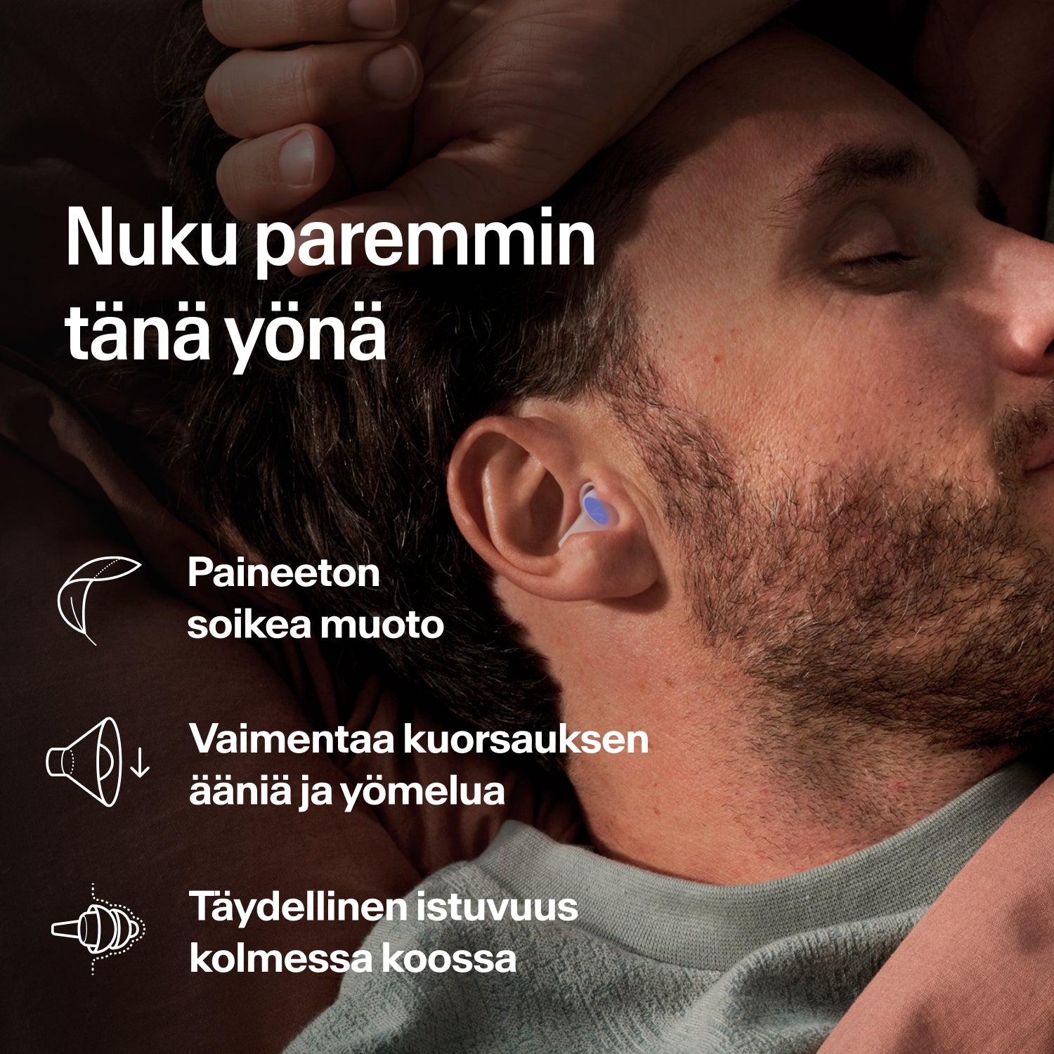 Kyljellään nukkuva mies käyttää Alpine SleepDeep -korvatulppaa, koko L, kuorsausta ja yömelua vastaan 