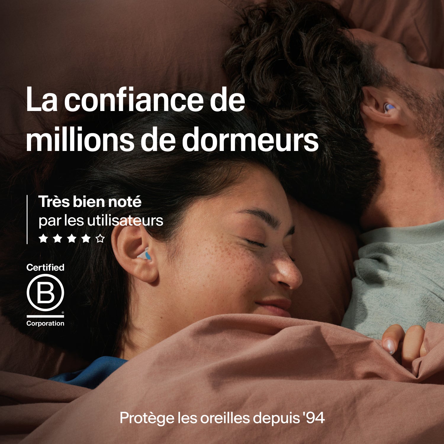 Couple endormi portant des bouchons Alpine SleepDeep taille L, adoptés par des millions, certifiés B Corp, protection auditive depuis 1994  