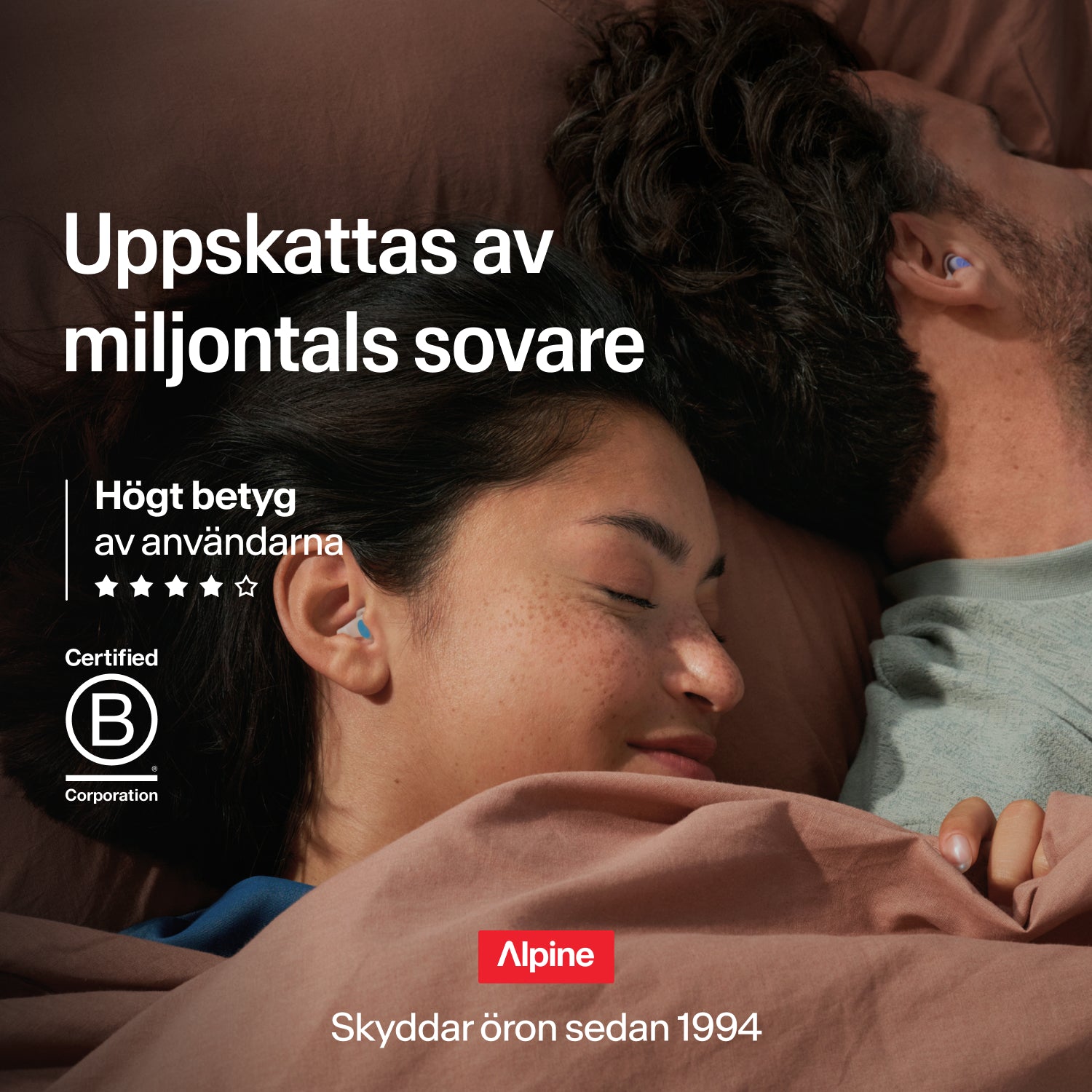 Sovande par med Alpine SleepDeep öronproppar i storlek M, betrodda av miljoner, B Corp-certifierade, skyddar öron sedan 1994 