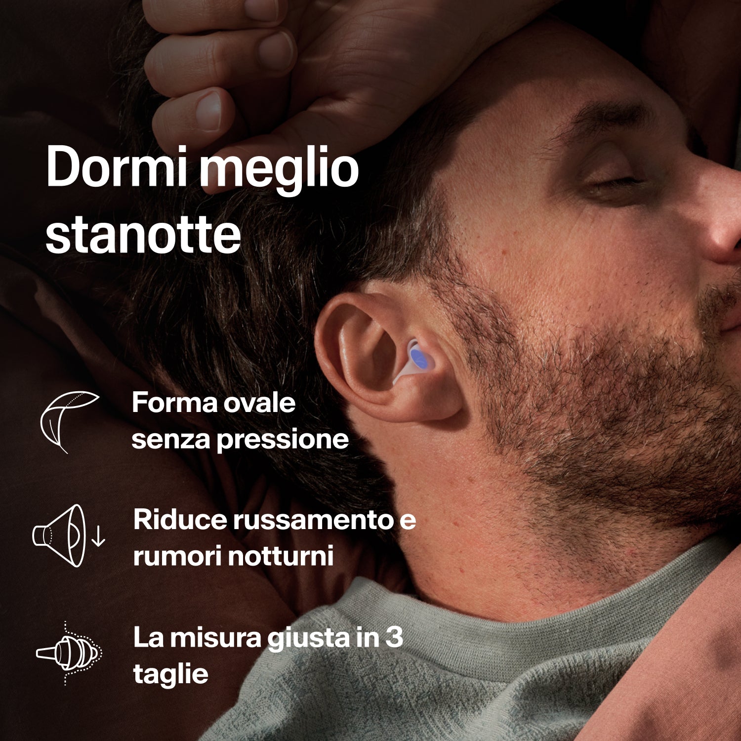 Uomo che dorme sul fianco con un tappo Alpine SleepDeep Multisize contro russamento e rumori notturni 