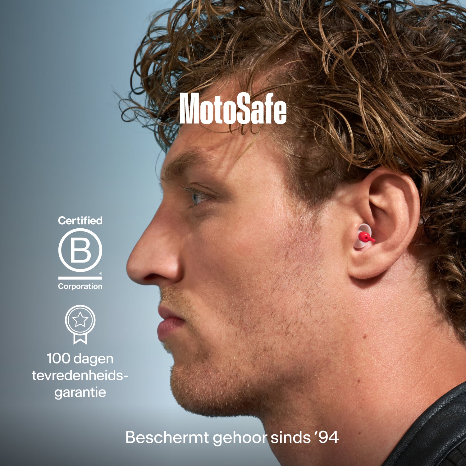 Man met een Alpine MotoSafe Duo oordop in, met de tekst &