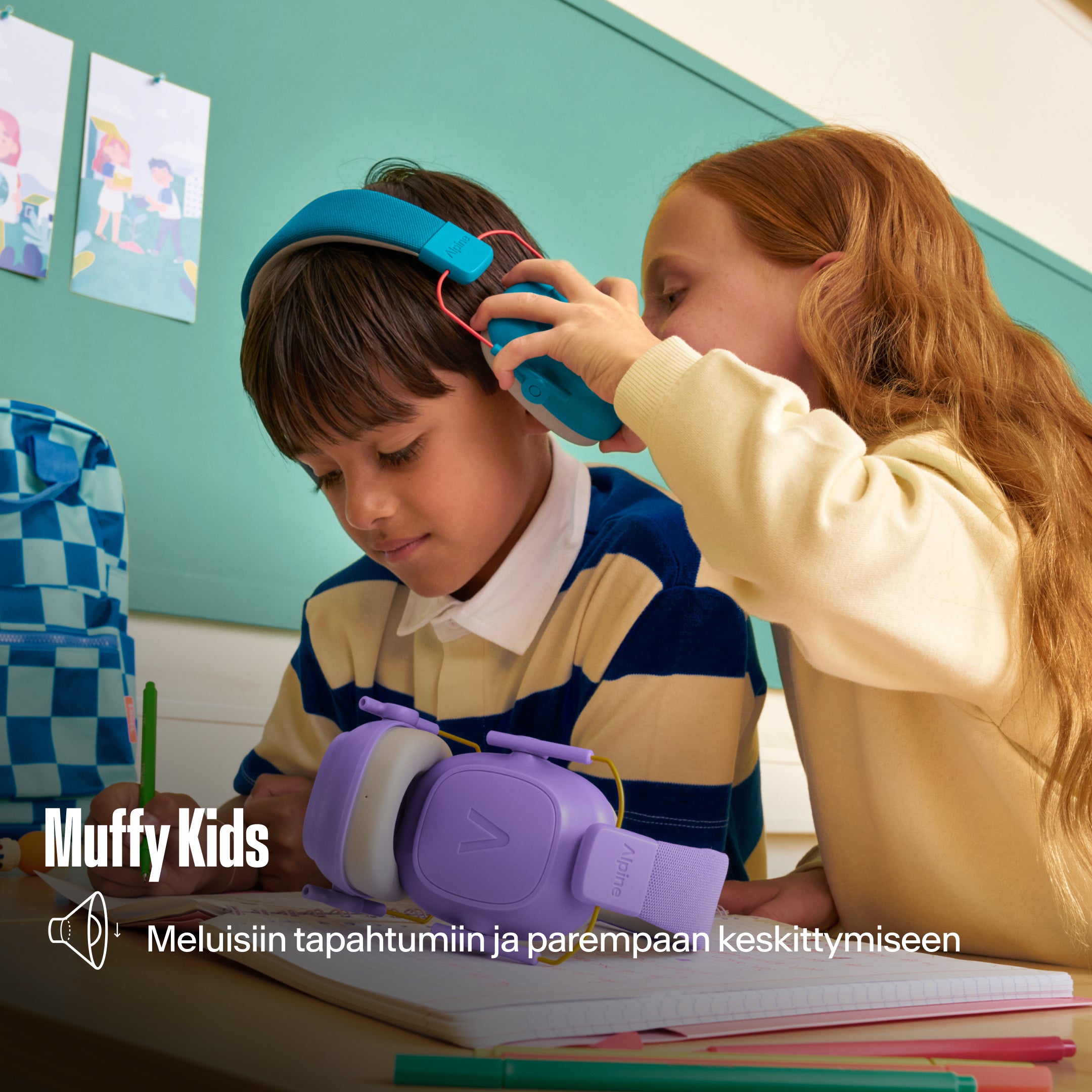 Alpine Muffy Kids -kuulosuojaimet, joita tyttö laittaa pojalle koulupulpetin ääressä, tekstinä &