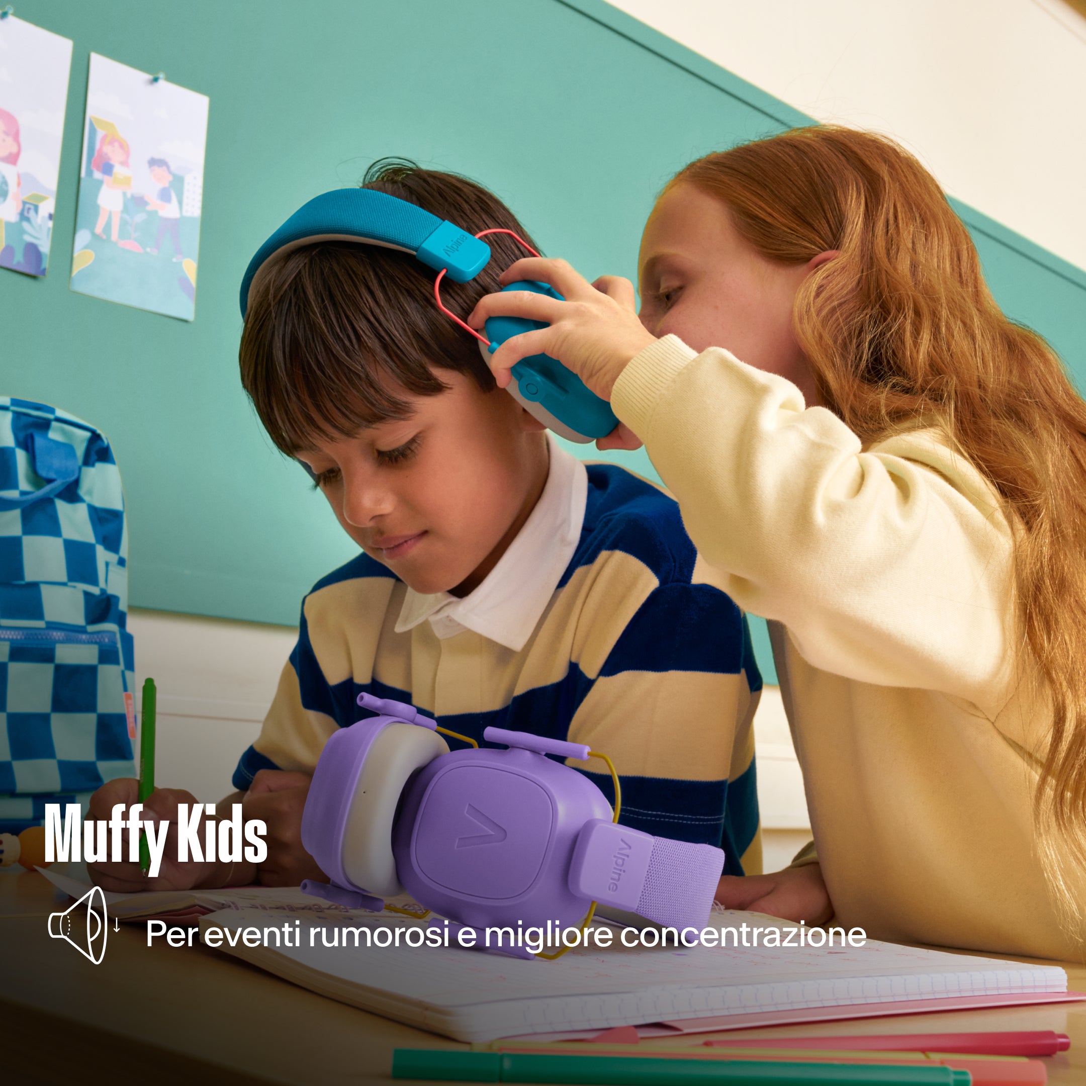 Cuffie antirumore Alpine Muffy Kids messe da una bambina a un bambino al banco di scuola, con la scritta &