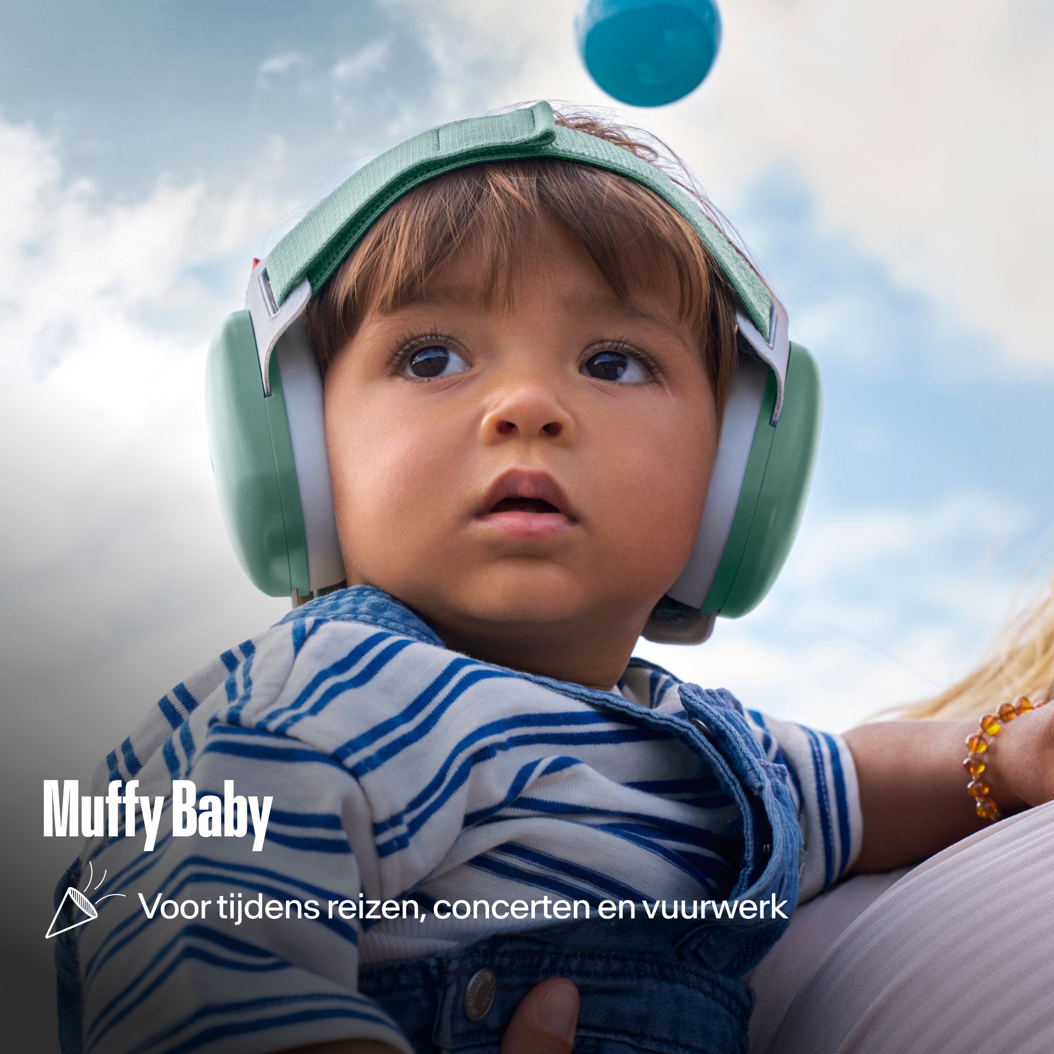 Alpine Muffy Baby oorkappen gedragen door een peuter buiten, met de tekst &