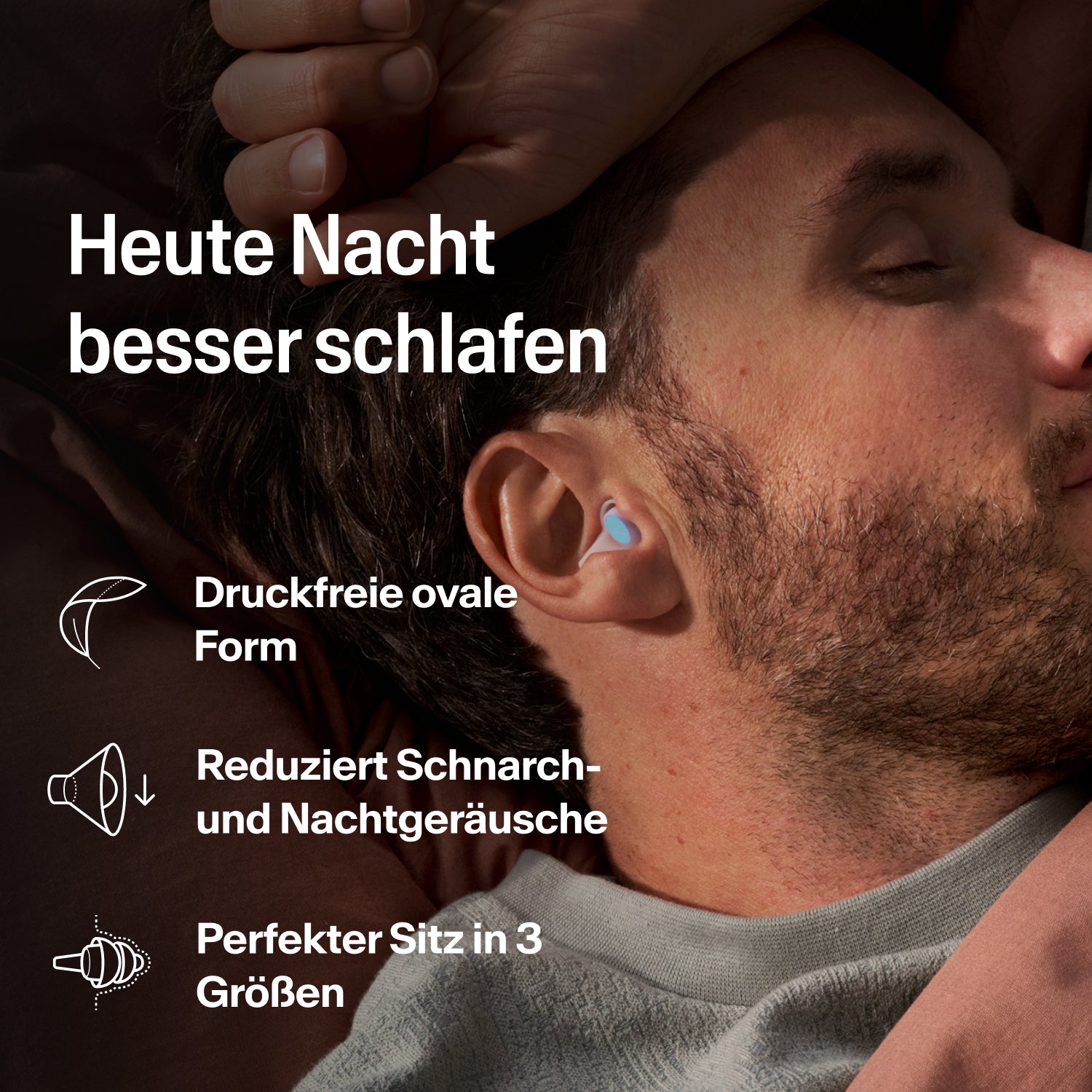 Mann schläft auf der Seite mit Alpine SleepDeep Ohrstöpsel in Größe S gegen Schnarchen und Nachtlärm 