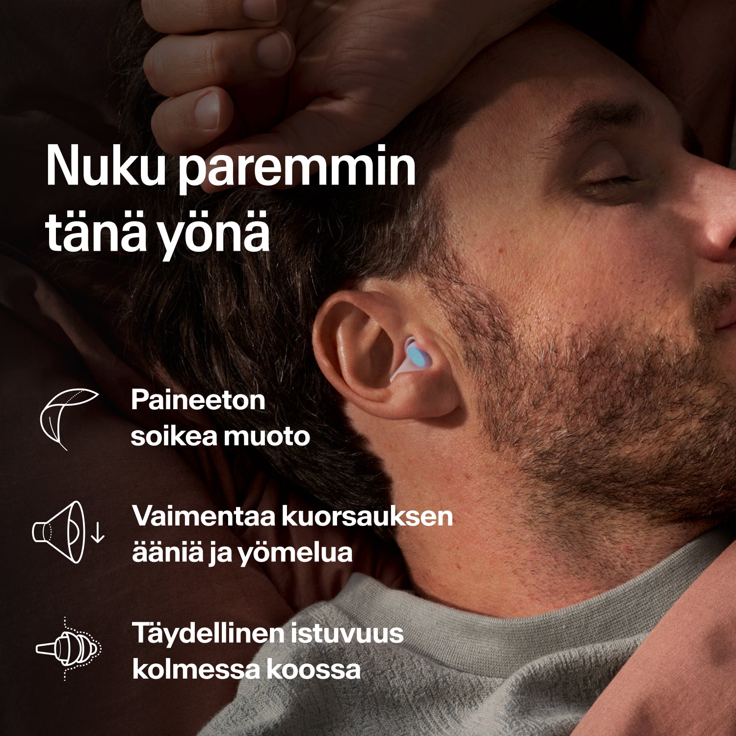 yljellään nukkuva mies käyttää Alpine SleepDeep -korvatulppaa, koko S, kuorsausta ja yömelua vastaan 