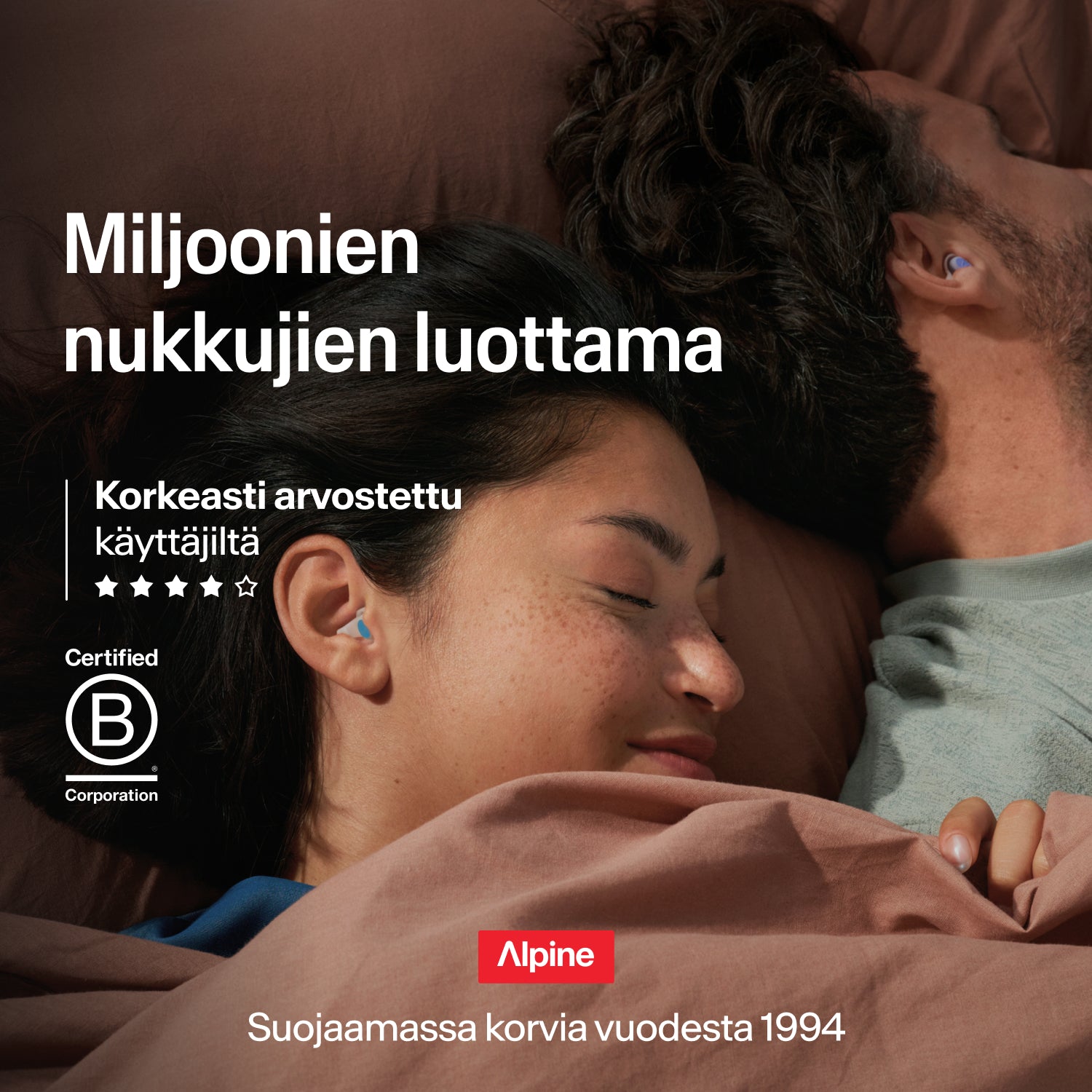 Nukkuva pariskunta käyttää Alpine SleepDeep -korvatulppia, koko S, miljoonien luottama, B Corp -sertifioitu, korvansuojausta vuodesta 1994  