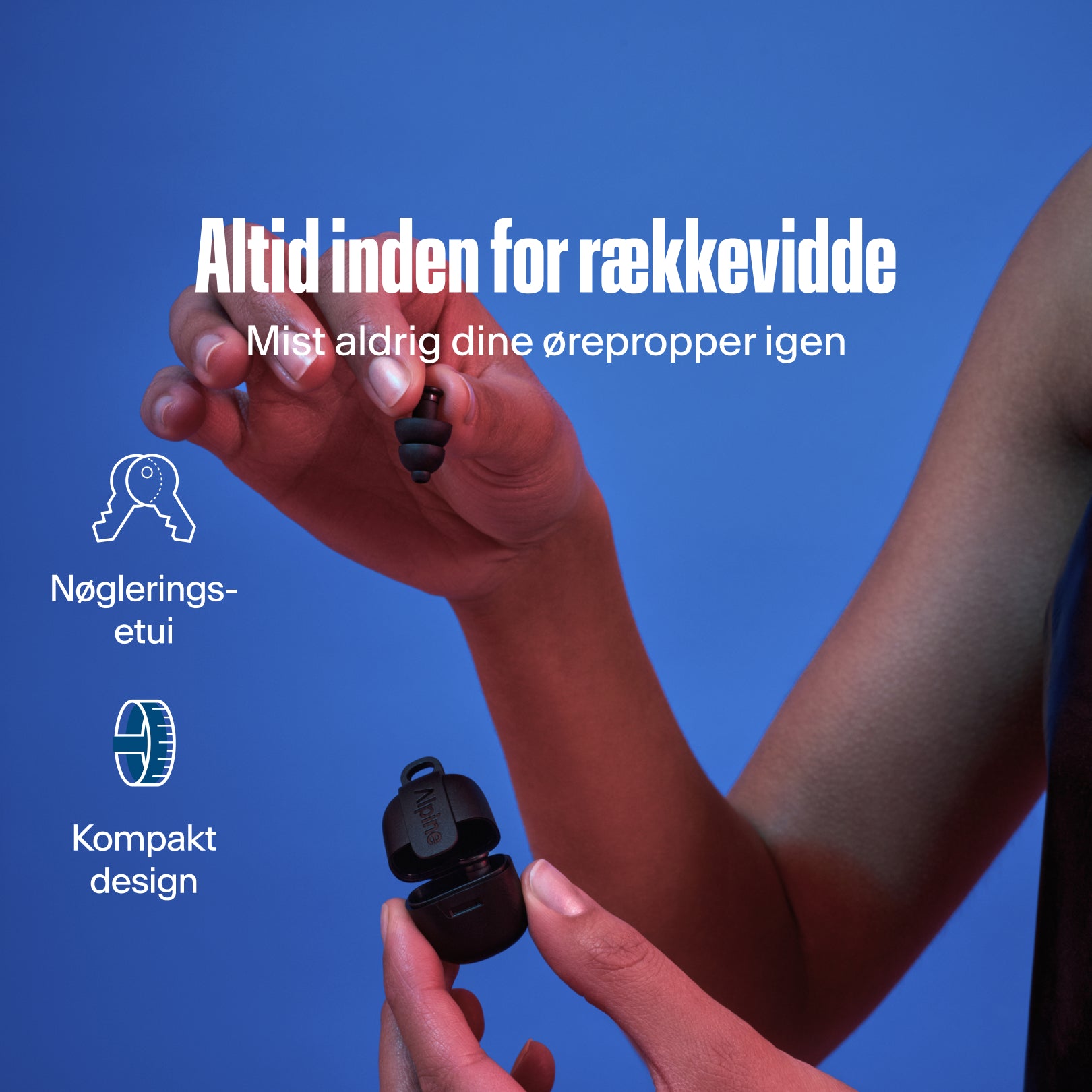 Alpine PartyPlug Pro, altid inden for rækkevidde. Hånd holder sort øreprop og nøglering etui 