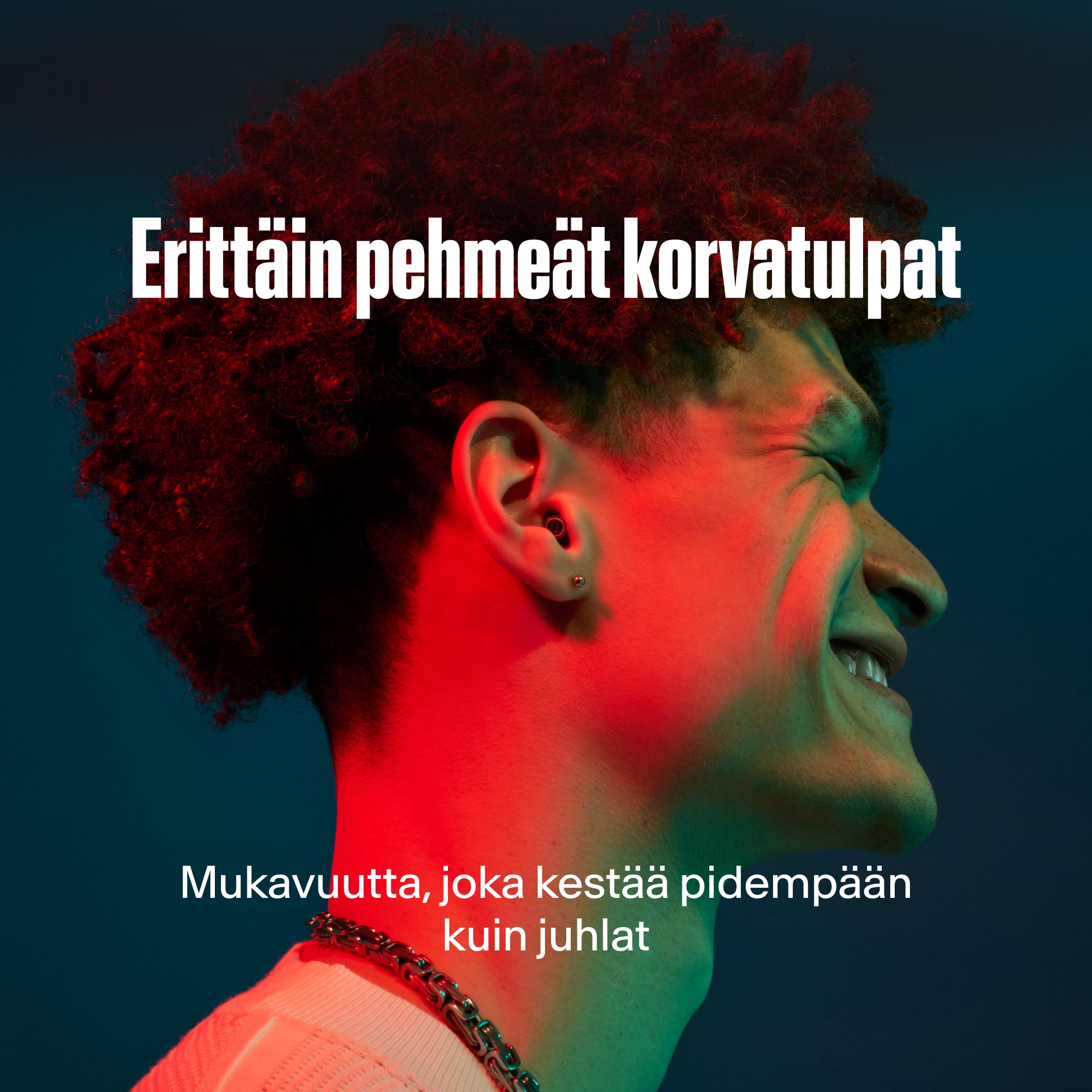 Mies käyttää Alpine ultra soft -korvatulppaa; lähes näkymätön mukavuus, joka kestää juhlia pidempään 