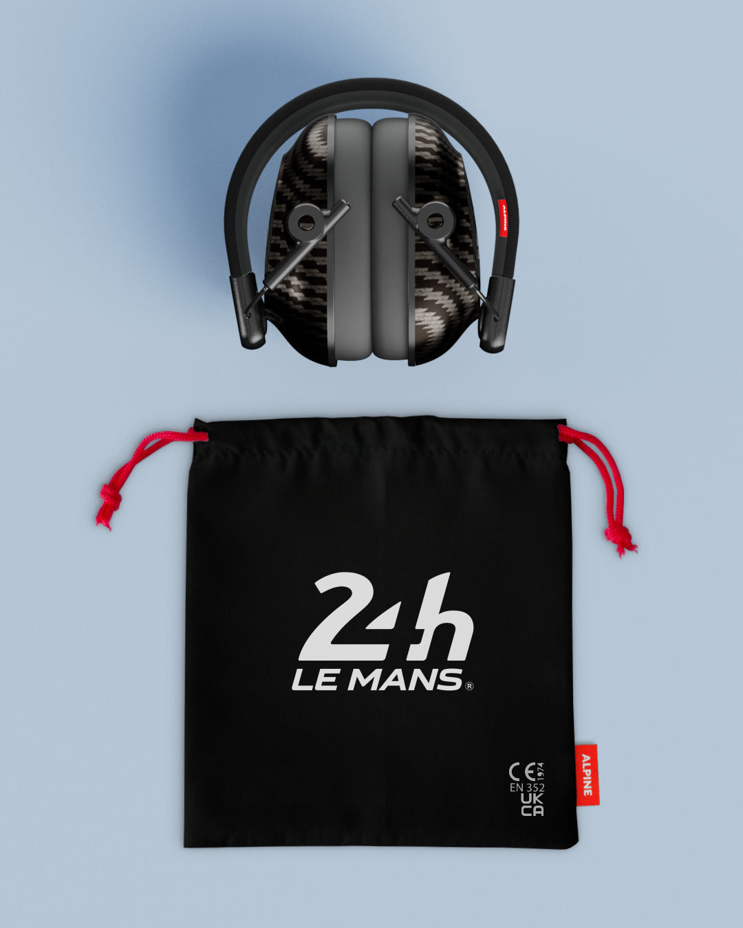 vue d’ensemble du casque Alpine 24H Le Mans Racing Pro avec accessoires 