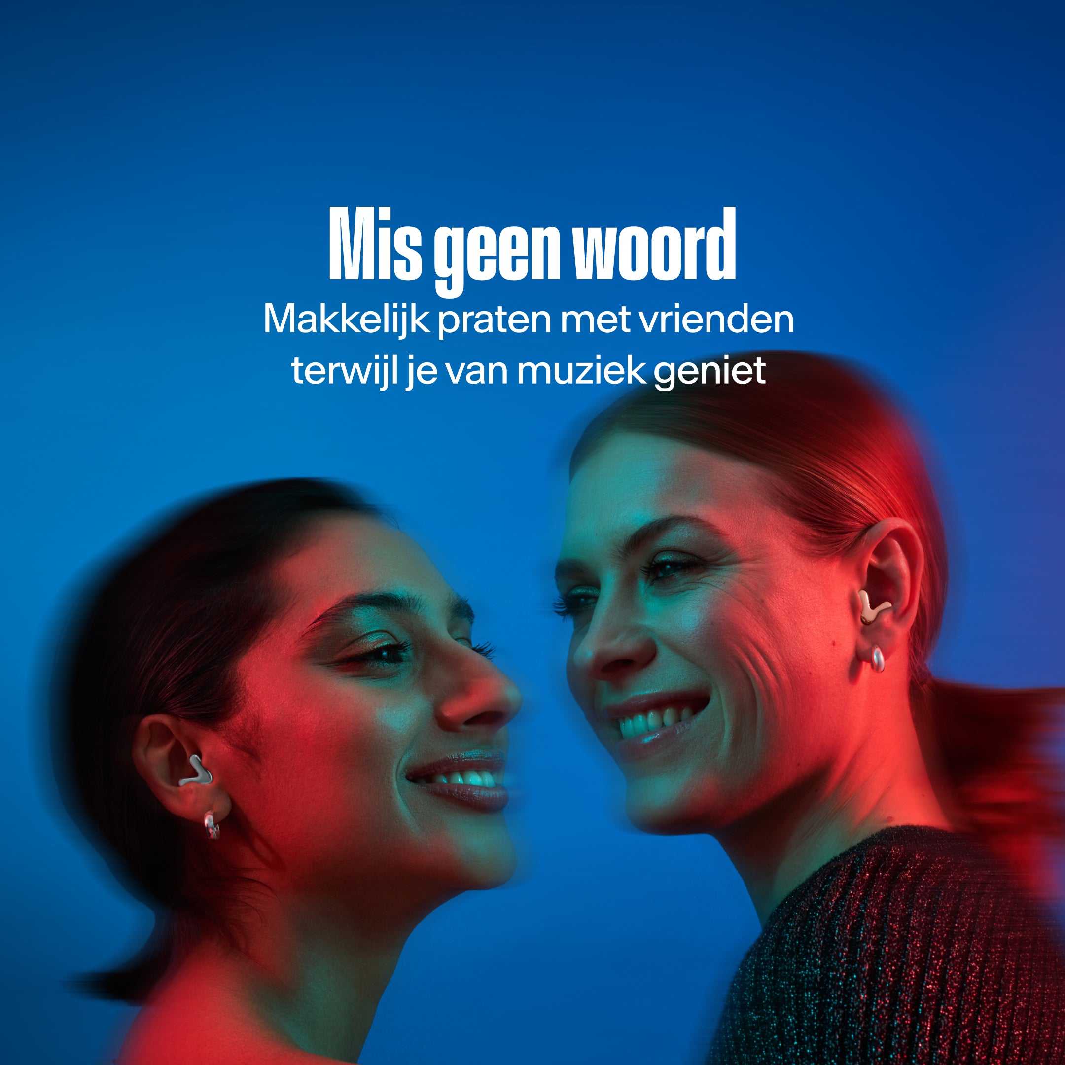 twee vrouwen met Alpine Tune in rose-gold en silver dansen samen 